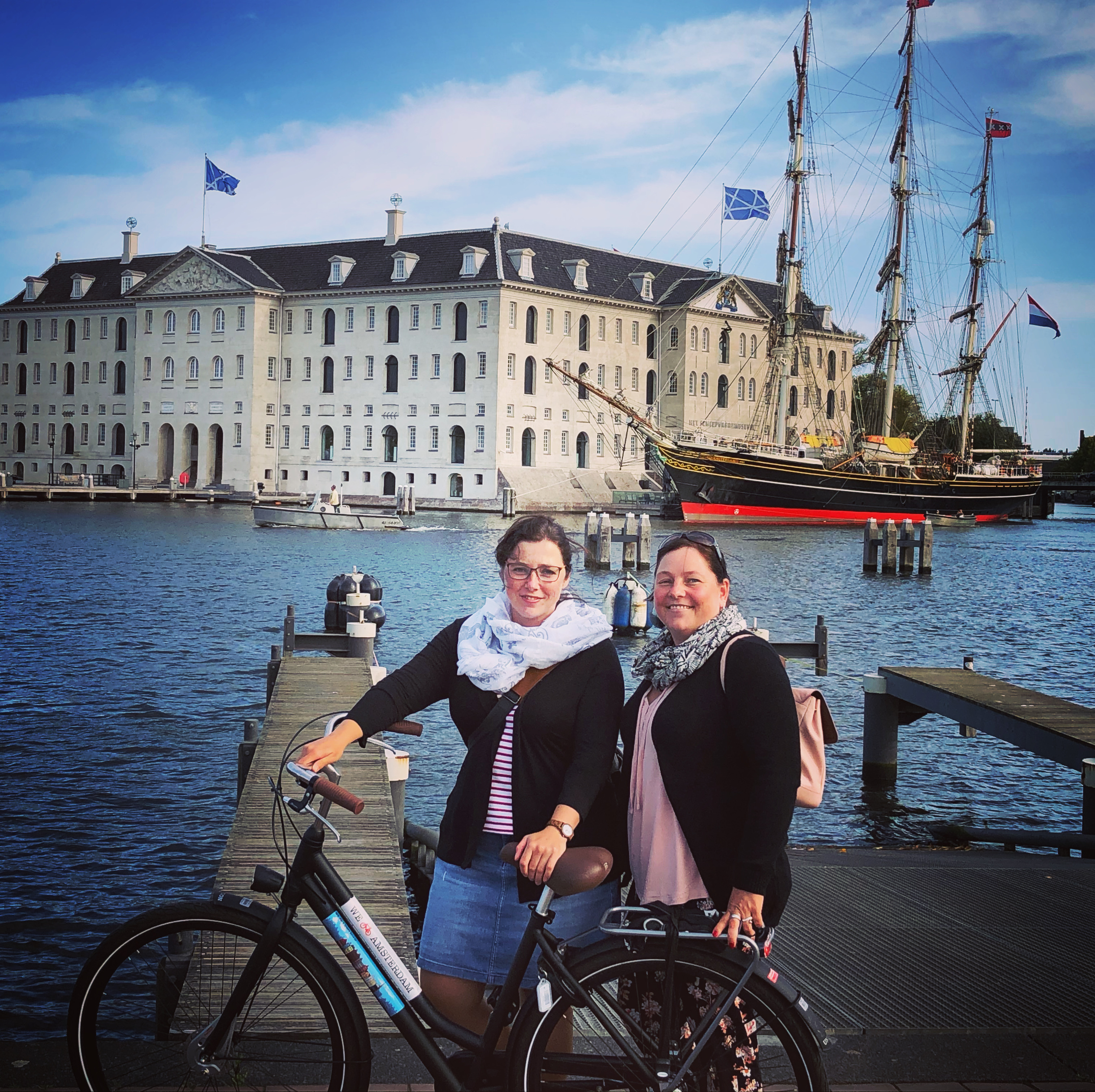 Zwei Gäste am Hafen Amsterdam